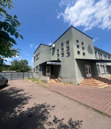 Комплекс, що складається з будівлі торгівельного комплексу, літ. а, загальна площа: 725.2 кв.м, будівля магазину, літ. б, загальна площа: 148.5 кв.м,  котельня, літ. в, загальна площа: 14.3 кв.м, сарай, літ. г, загальна площа: 25.7 кв.м,  огорожа, № 1-2,  за адресою: Закарпатська обл., Ужгородський р., с. Оноківці, вулиця Головна, будинок 41а, РНОНМ 1692572721248, Основні засоби в кількості 708 одиниць